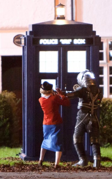 Illustration for article titled Set photos from the Doctor Who Christmas special